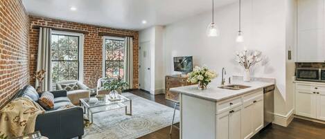 Televisión, libros y oficina