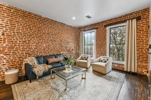 Televisión, libros, oficina