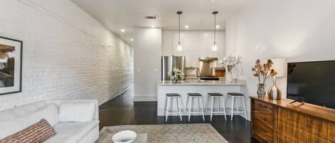 Télévision, livres, espaces bureaux