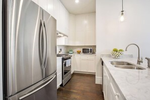 Frigorífic, microones, forn i placa de cuina 