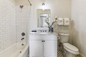 Douche, sèche-cheveux, serviettes fournies, savon