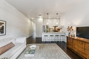 TV, books, offices - Southern Historic Luxury | Walk to French Quarter (New Orleans)