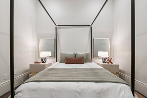 2 habitaciones, escritorio, tabla de planchar con plancha y wifi gratis 