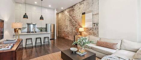 Televisión, libros, oficina