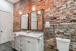 Suihku, hiustenkuivaaja, pyyhkeet, saippua