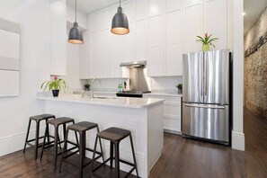 Frigorífic, microones, forn i placa de cuina 