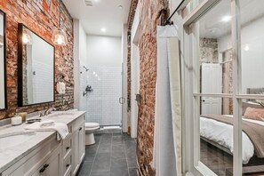 Ducha, secador de pelo, toallas, jabón