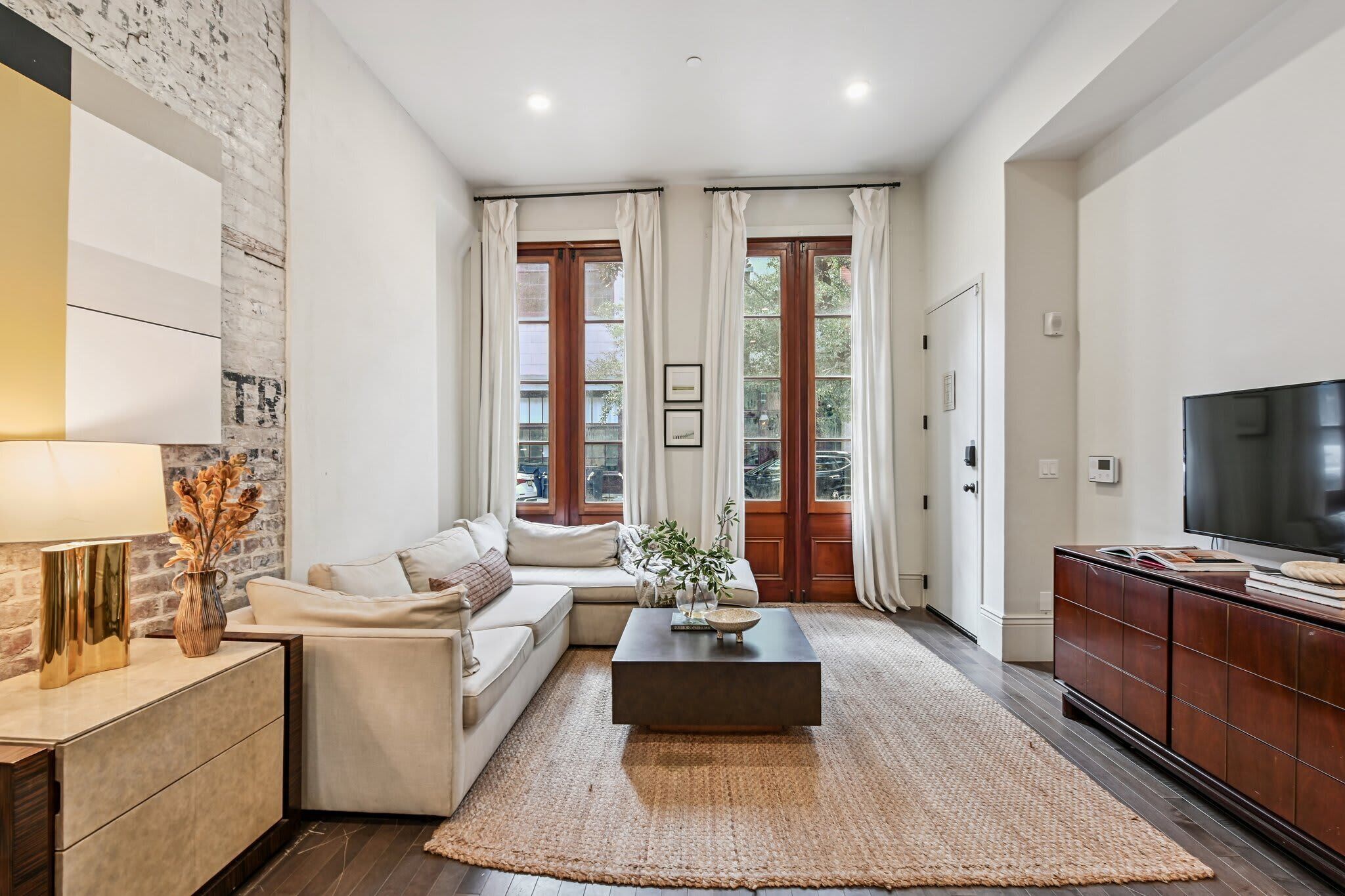 Televisión, libros, oficina