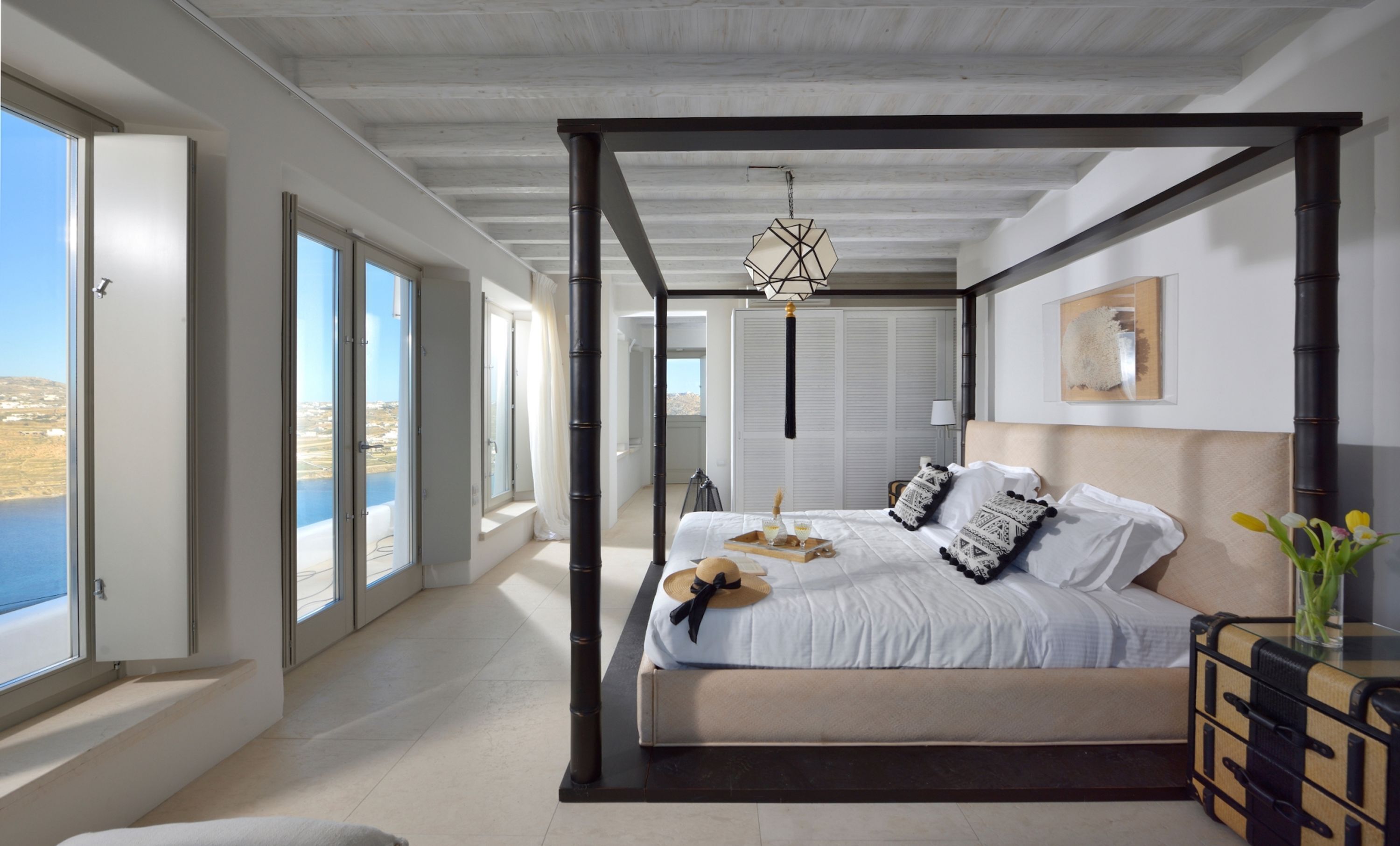 Un dormitorio con una cama grande, vistas al mar y un diseño moderno.