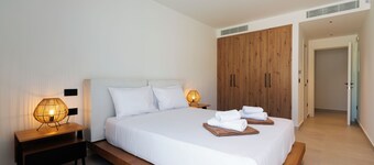 Villa Eos | Sunrise Retreat with Tennis, Pool & Jacuzzi