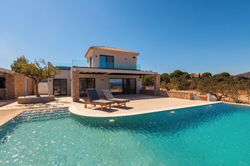Villa Eos | Sunrise Retreat with Tennis, Pool & Jacuzzi
