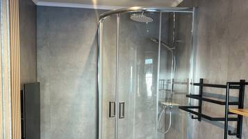 Ducha, secador de pelo, papel higiénico