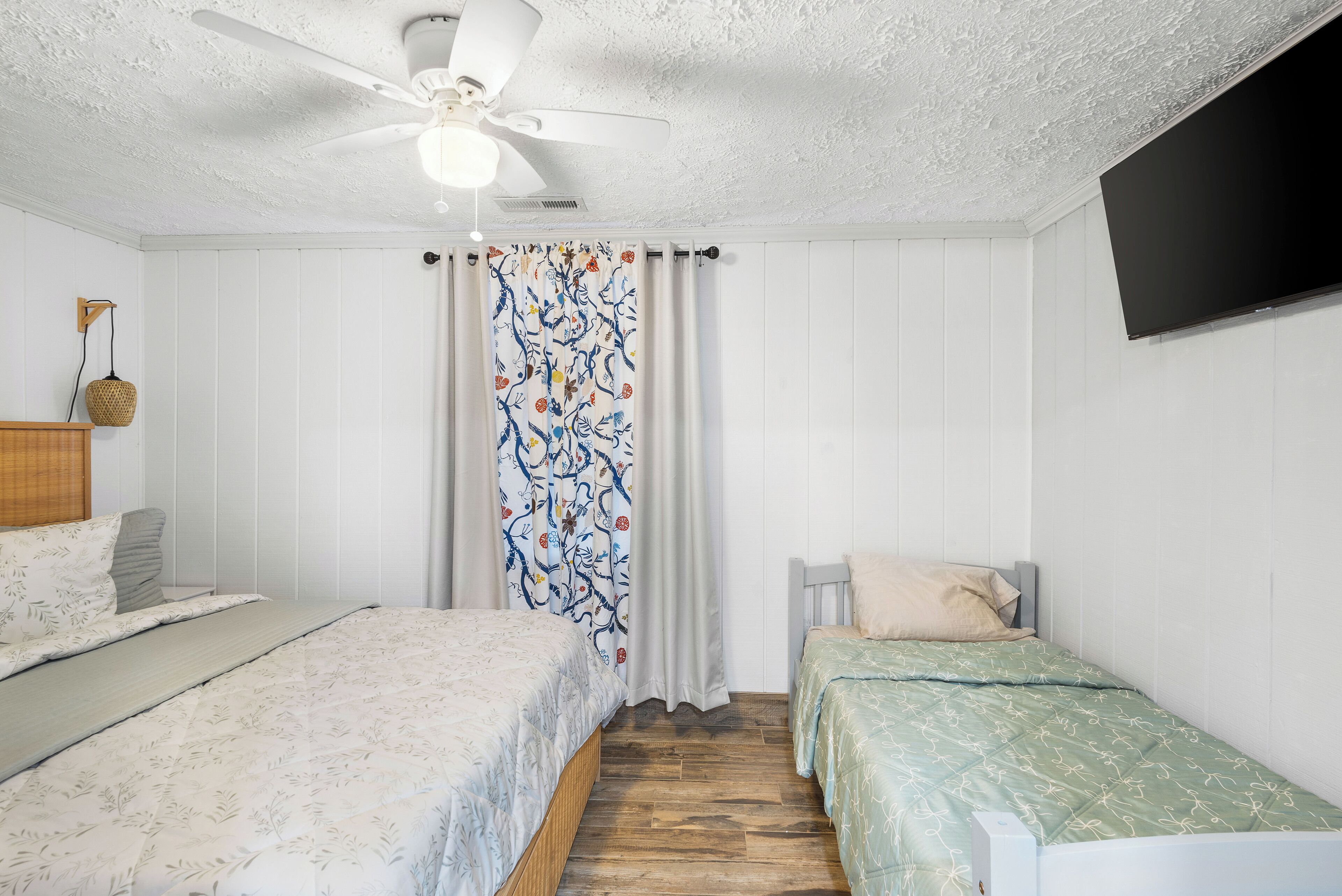 4 bedrooms, iron/ironing board, WiFi (free), bed sheets