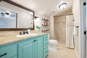 Shower, hair dryer, towels, soap - Private Retreat Near Downtown, PGA, Universal & Toyota Stadium (Frisco)