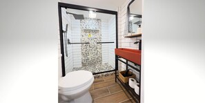 Suihku, hiustenkuivaaja, pyyhkeet, saippua