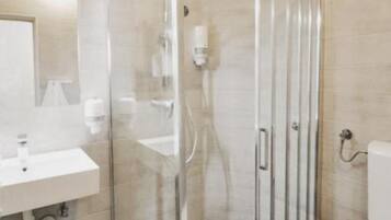 Ducha, secador de pelo y toallas