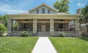 Exterior - Midtown renovated home historical charm sleep 10 (Kansas City)