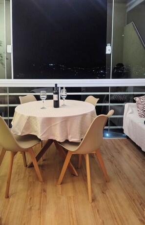 Dining - Duplex apartment with beautiful views. (Campos do Jordão)