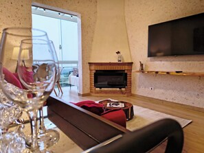 TV, fireplace - Duplex apartment with beautiful views. (Campos do Jordão)