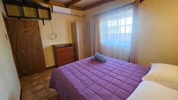 2 bedrooms, desk, WiFi, bed sheets