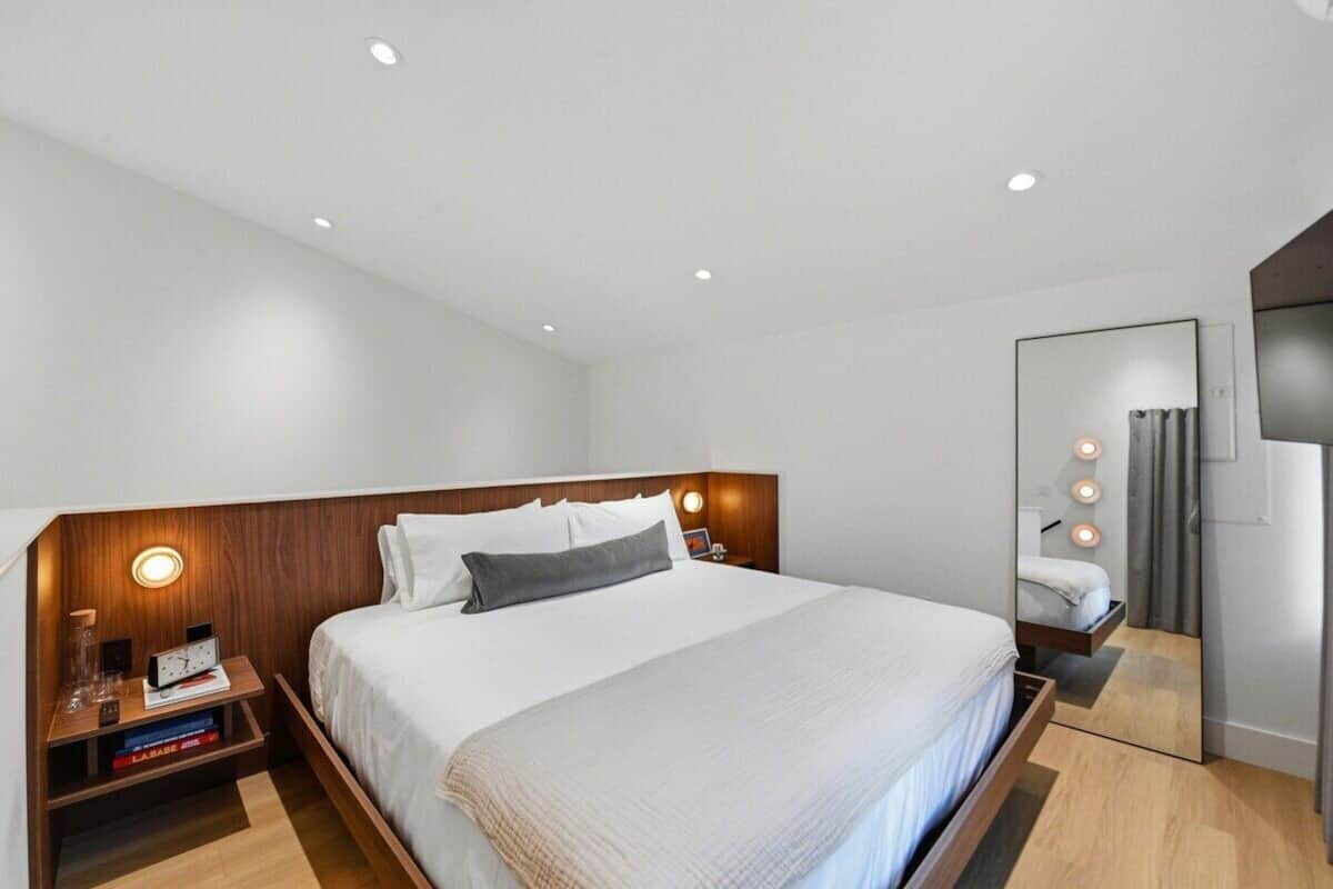 Suite – premium, bakgårdsutsikt | Minibar, wi-fi (inkludert) og sengetøy