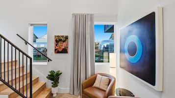 Suite Premium, vista cortile | Area soggiorno | Smart TV 50 pollici con canali digitali, caminetto, Netflix