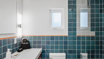 Shower, rainfall showerhead, free toiletries, hair dryer
