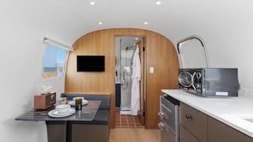 Mobile Home, Courtyard View | Minibar, free WiFi, individually decorated, bed sheets
