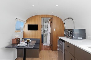 Minibar, wifi gratis, decoración personalizada y ropa de cama 
