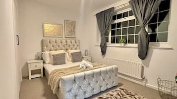 4 bedrooms, iron/ironing board, Internet, bed sheets