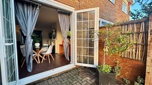 Outdoor dining - The Four Bedrooms Garden Escape with parking (Brighton and Hove)