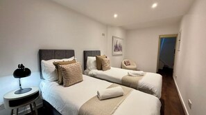 4 bedrooms, iron/ironing board, Internet, bed sheets - The Four Bedrooms Garden Escape with parking (Brighton and Hove)