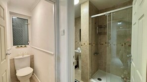 Hair dryer, towels, soap, toilet paper - The Four Bedrooms Garden Escape with parking (Brighton and Hove)