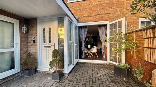 The Four Bedrooms Garden Escape with parking