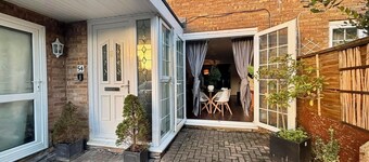 The Four Bedrooms Garden Escape with parking