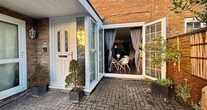 The Four Bedrooms Garden Escape with parking