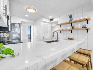 Condo, varias camas (Edgewater Tower 3-1003) | Cocina privada