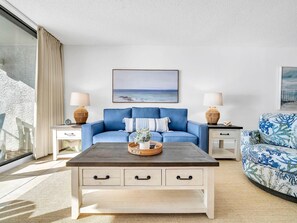 콘도, 침대(여러 개) (Edgewater Tower 3-1003) | 거실 공간