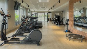 A gym with treadmills, elliptical machines, and weightlifting equipment. - Studios with outdoor pool in the lounge. (São Paulo)