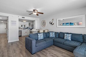 Appart'hôtel, 1 très grand lit et 1 canapé-lit (SunDestin 405) | Coin séjour