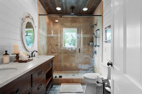 Shower, hair dryer, towels. Old Hillsboro 4316-Near Leipers Fork-Sleeps 4