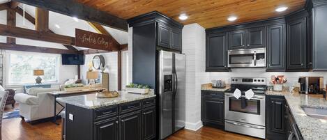 Een microgolfoven, een kookplaat, een vaatwasser