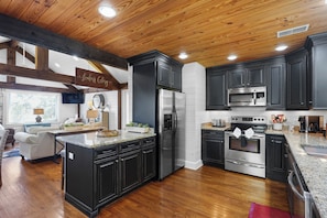 Geladeira, micro-ondas, cooktop, lava-louças