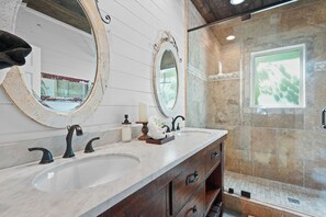 Shower, hair dryer, towels - Old Hillsboro 4316–Near Nashville-Sleeps 4 (Franklin)