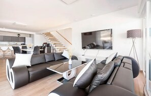 Smart TV - Beach front home in Razanac (Razanac)