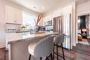 Fridge, microwave, coffee/tea maker, cookware/dishes/utensils - Quad House 228-30-32-34–Near Nashville–Sleeps 32 (Nashville)