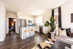 TV - Quad House 228-30-32-34–Near Nashville–Sleeps 32 (Nashville)