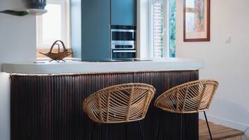 Een koelkast, een microgolfoven, een oven, een kookplaat