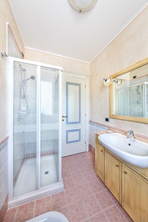 Shower, hair dryer, bidet, towels - Apartment in a lakefront residence with swimming pool (Sirmione)