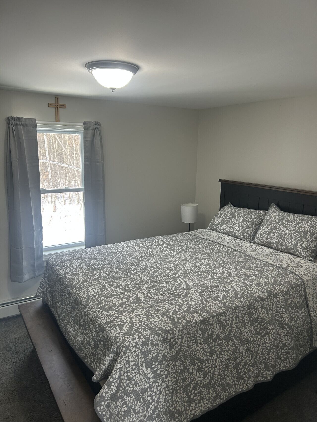 4 bedrooms, desk, WiFi, bed sheets